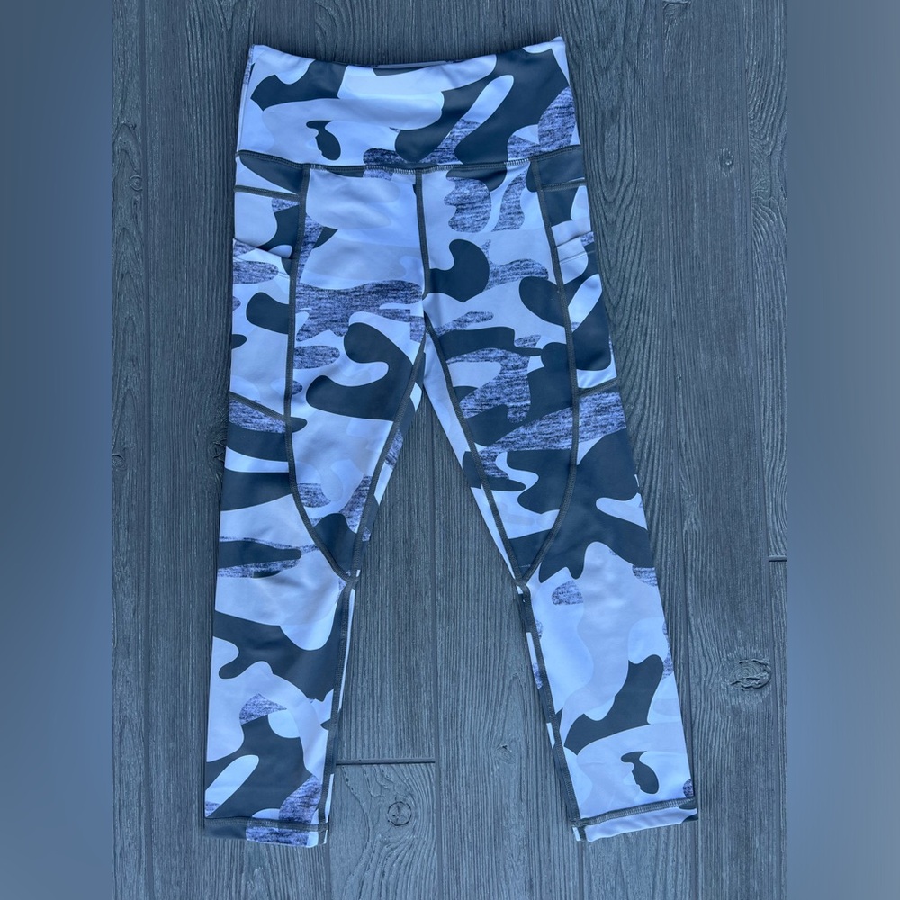 ZYIA Gray White Camo Cropped Leggings Size 2 High Rise Athletic Workout Pants